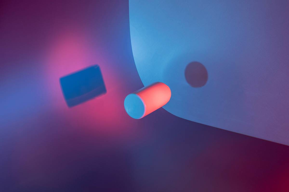 Wave–particle duality. Dualite. A photograph of a 3d shape casting two different shadow: one circular and one rectangular. Often illustrated to describe two point of view, both being true. Truth vs false.